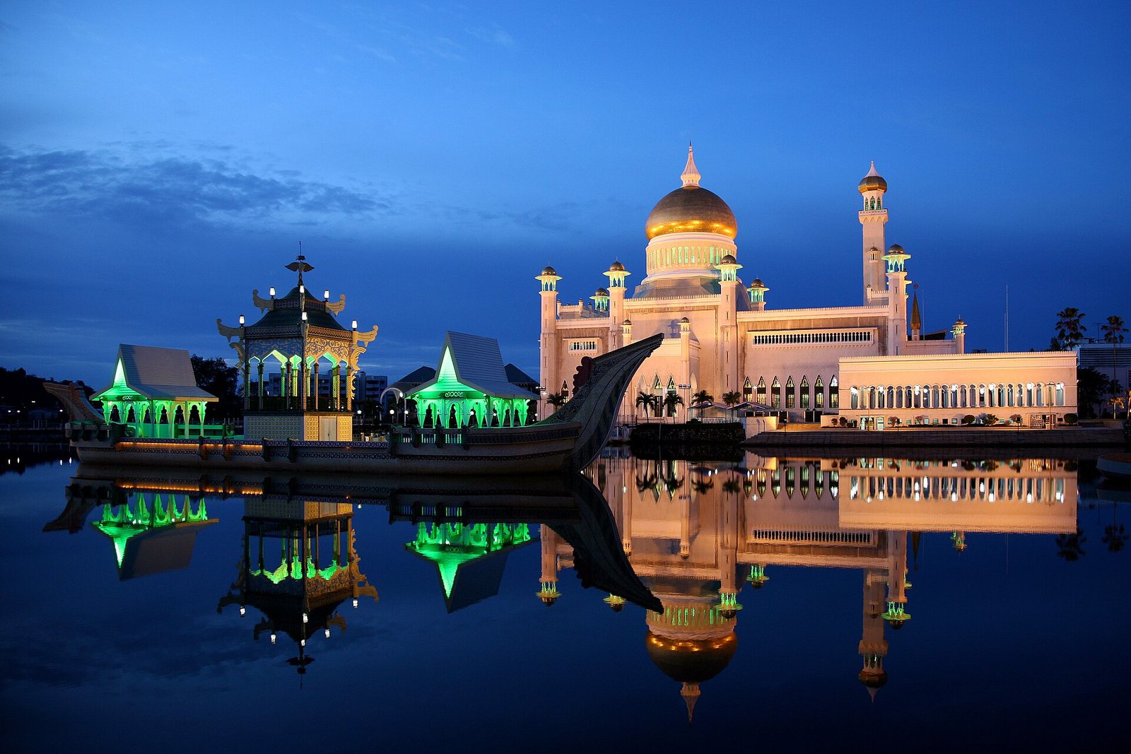 Omar Ali Saifuddien Mosque, Bandar Seri Begawan